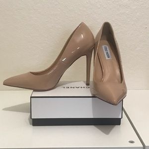 Steve Madden Beige Pumps